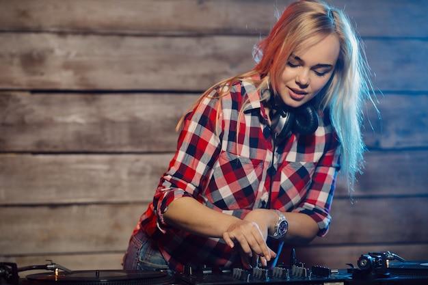 Nette DJ-Frau, die Spaß hat, Musik an der Vereinpartei zu spielen