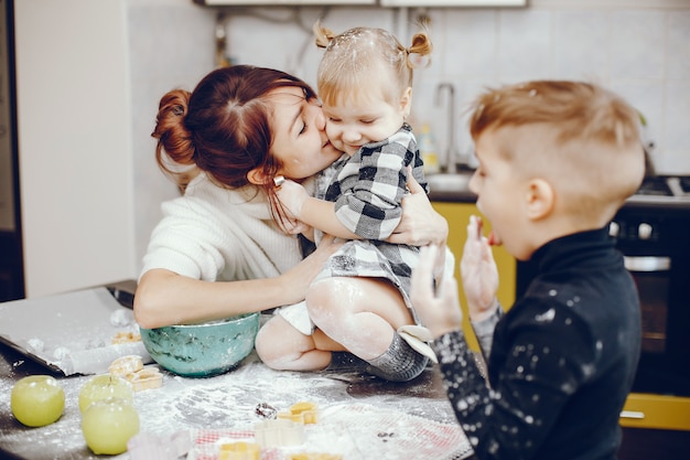 Kostenloses Foto nette familie bereiten das frühstück in einer küche vor