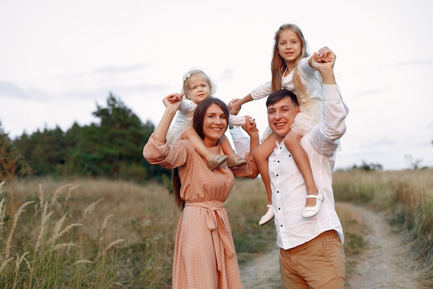 Nette Familie, die auf einem Herbstgebiet spielt