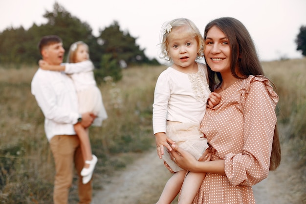 Kostenloses Foto nette familie, die auf einem herbstgebiet spielt