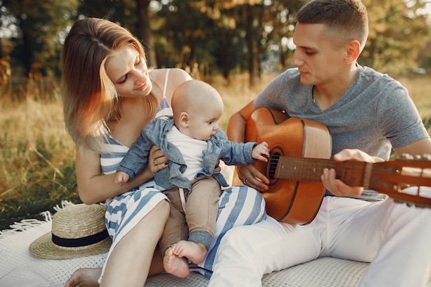 Nette Familie, die auf einem Herbstgebiet spielt