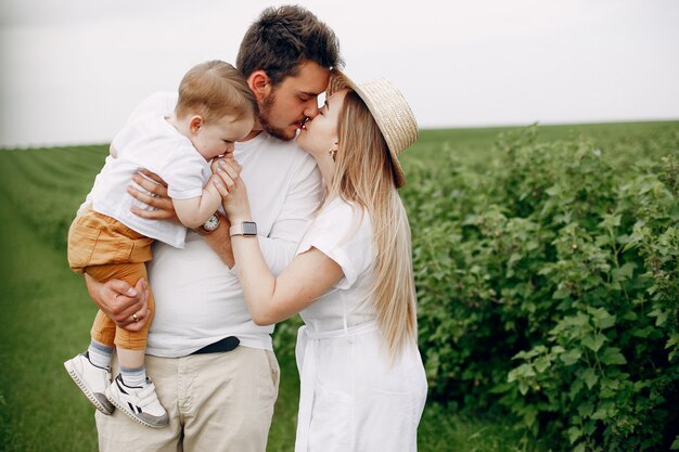 Nette Familie, die auf einem Sommergebiet spielt