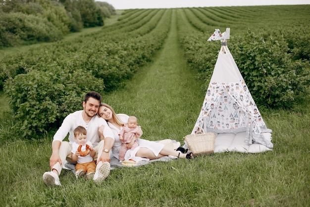 Nette Familie, die auf einem Sommergebiet spielt