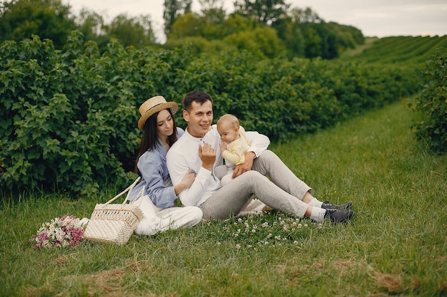 Nette Familie, die auf einem Sommergebiet spielt