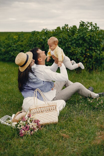 Nette Familie, die auf einem Sommergebiet spielt