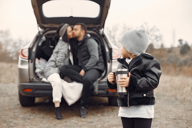 Kostenloses Foto nette familie, die in einem frühlingswald spielt