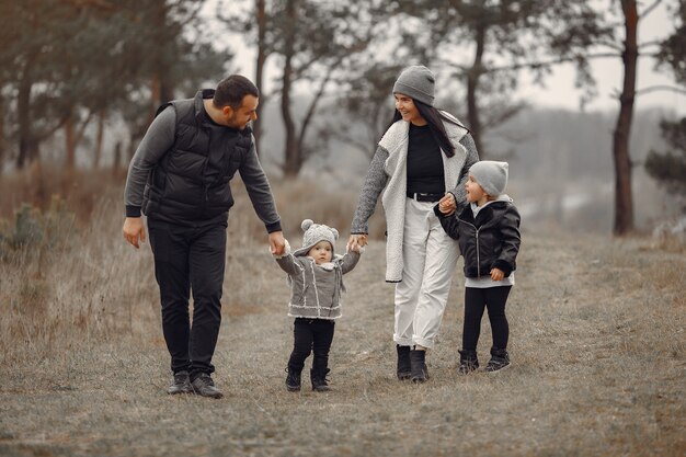 Nette Familie, die in einem Frühlingswald spielt