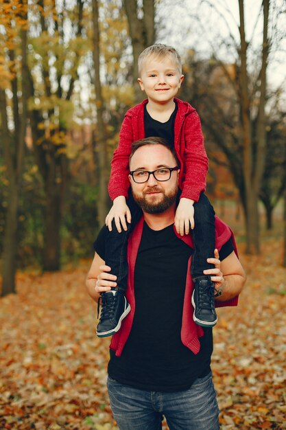 Nette Familie, die in einem Herbstpark spielt