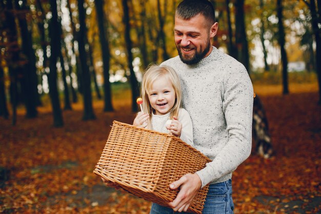 Nette Familie, die in einem Herbstpark spielt