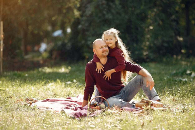 Nette Familie, die in einem Herbstpark spielt