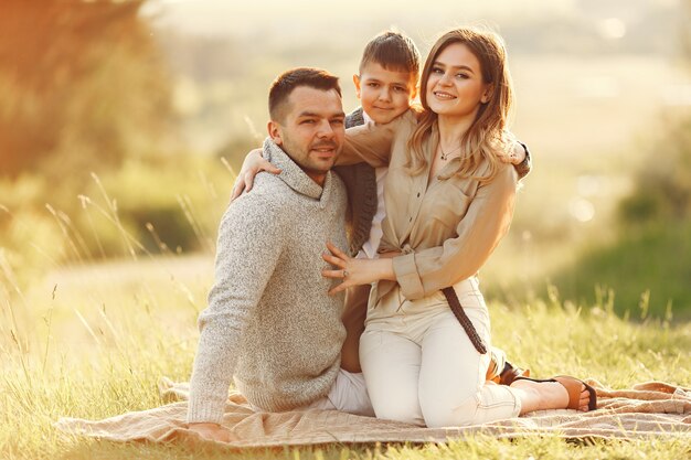 Nette Familie, die in einem Sommerfeld spielt