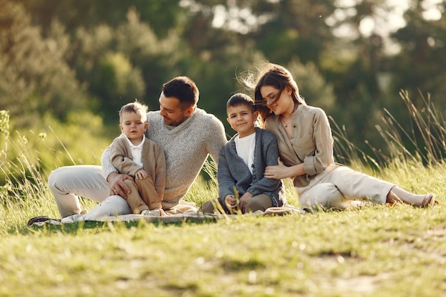 Nette Familie, die in einem Sommerfeld spielt