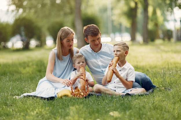 Nette Familie, die in einem Sommerfeld spielt