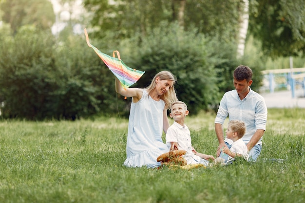 Nette Familie, die in einem Sommerfeld spielt