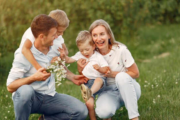 Nette Familie, die in einem Sommerfeld spielt