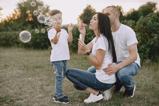 Nette Familie, die in einem Sommerfeld spielt