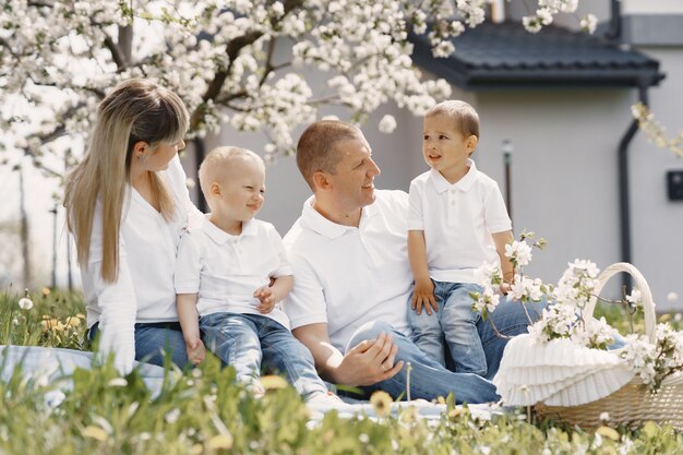 Nette Familie, die in einem Sommerhof spielt