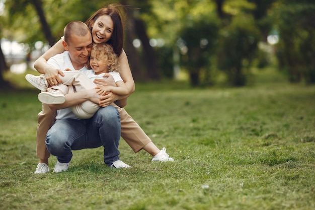 Nette Familie, die in einem Sommerpark spielt