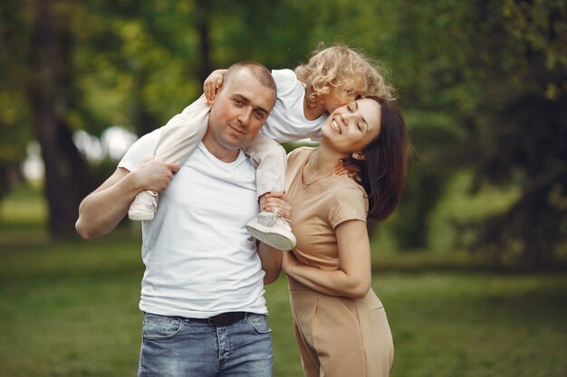 Nette Familie, die in einem Sommerpark spielt