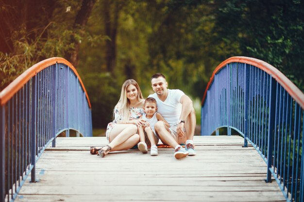 Nette Familie, die in einem Sommerpark spielt