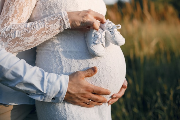 Nette Familie, die Zeit auf einem Sommergebiet verbringt