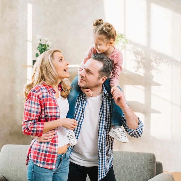 Nette Familie, die zu Hause lächelt