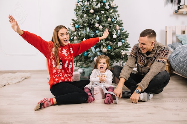 Nette Familie, die zu Hause Weihnachten feiert