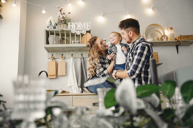 Nette Familie hat Spaß in der Küche