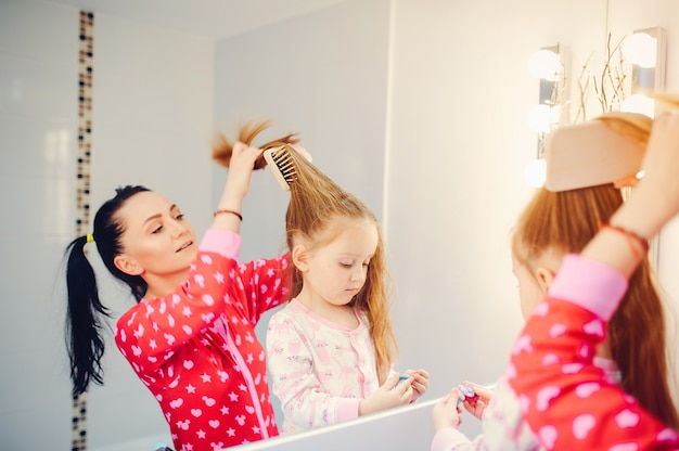 Nette Familie hat Spaß in einem Badezimmer