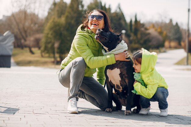 Nette Familie im Park