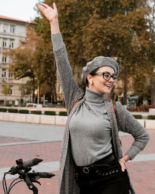 Nette Frau, die auf ihrem Fahrrad herumalbert