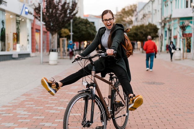 Nette frau, die auf ihrem fahrrad herumalbert