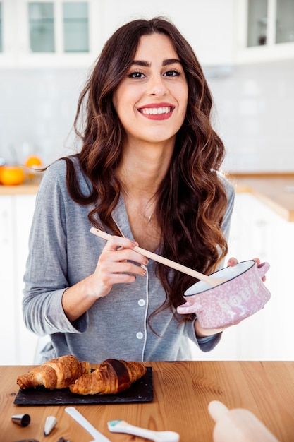 Nette Frau, die Frühstück kocht