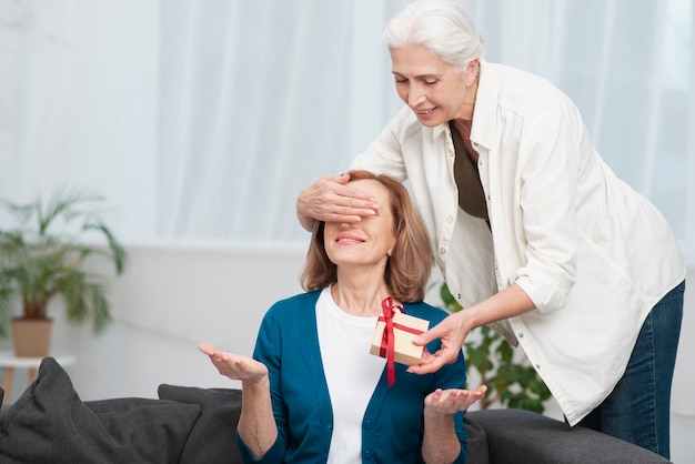 Nette Frau, die ihrem Freund ein Geschenk gibt