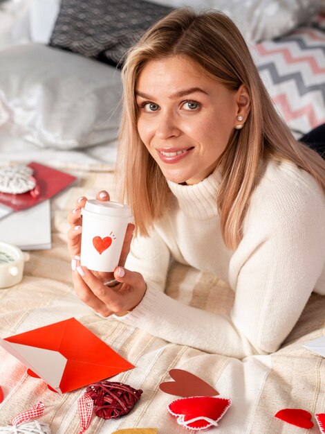 Nette Frau, die mit Kaffeetasse aufwirft