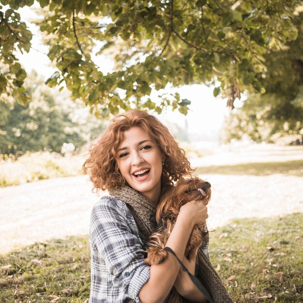 Nette Frau mit Hund im Park