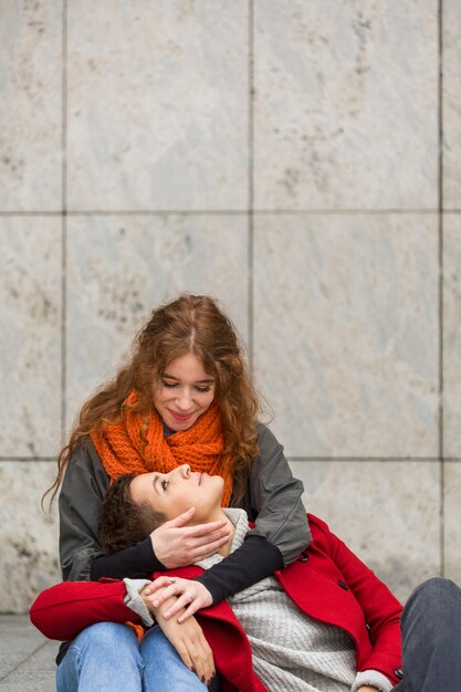 Nette Frauen der Vorderansicht zusammen in der Liebe