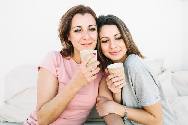 Nette Frauen mit heißen Getränken