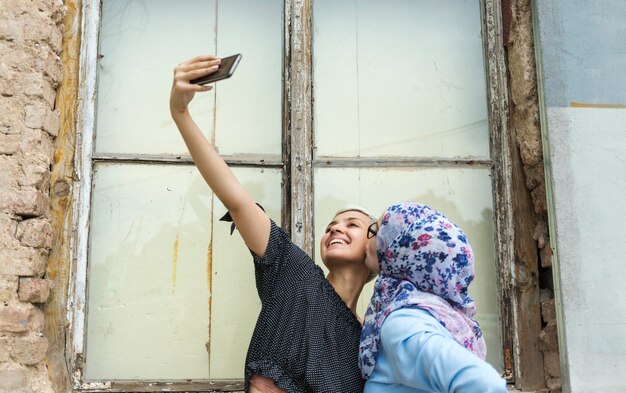 Nette Freunde, die ein selfie nehmen