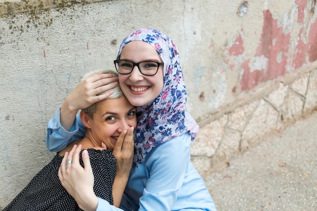 Nette Freunde Die Eine Umarmung Teilen Kostenlose Foto