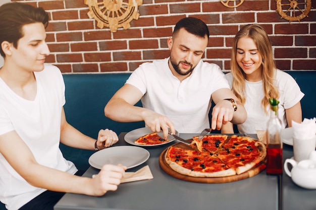 Nette Freunde in einem Café eine Pizza essend