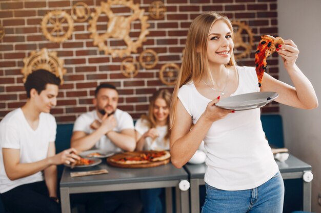 Nette Freunde in einem Café eine Pizza essend