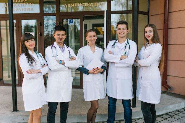 Nette Gruppe von Medizinern im Krankenhaus