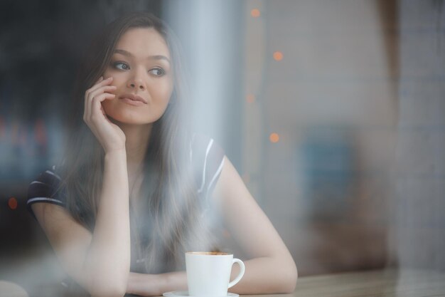 Nette junge Frau im Freien