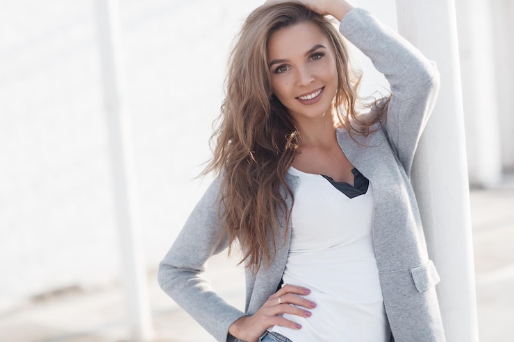 Kostenlose Foto nette junge frau im freien