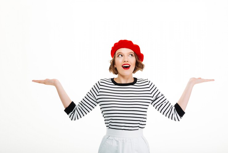 Kostenlose Foto nette junge frau lokalisiert, copyspace zeigend.