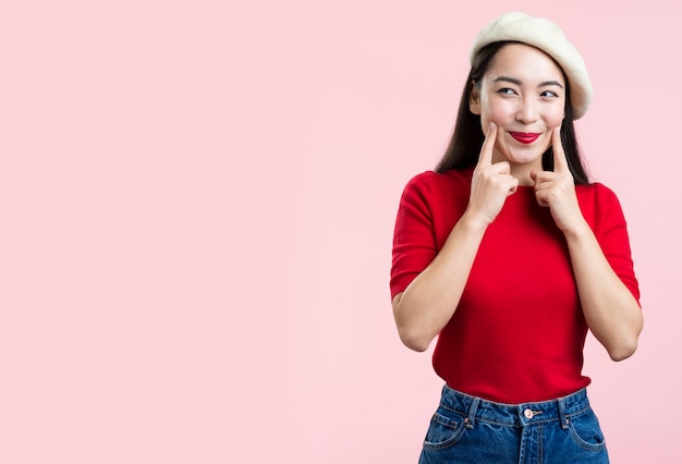 Nette junge Frau mit den roten Lippen