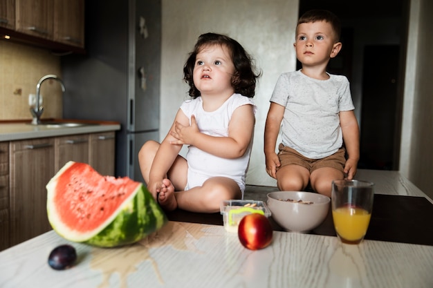 Kostenloses Foto nette junge geschwister in der küche