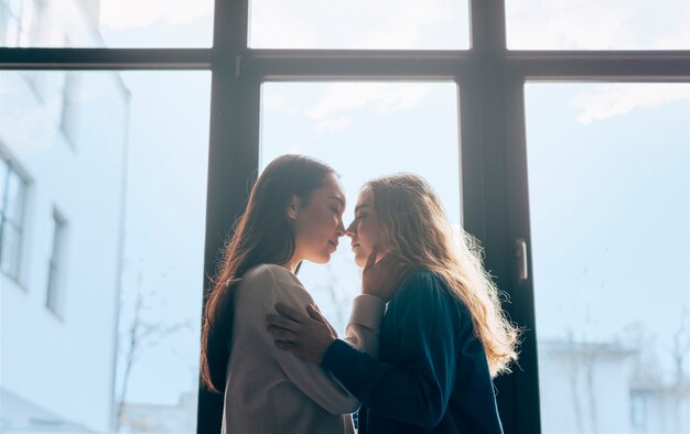 Nette junge verliebte Frauen sammelten das Küssen