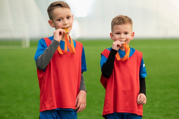 Nette Kinder der mittleren Aufnahme mit Medaillen